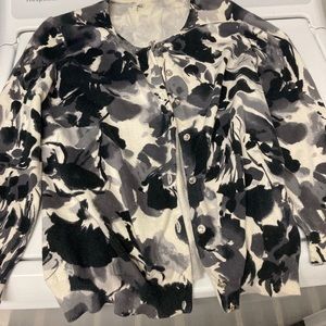 Woman black and white flower  shirt long sleeve